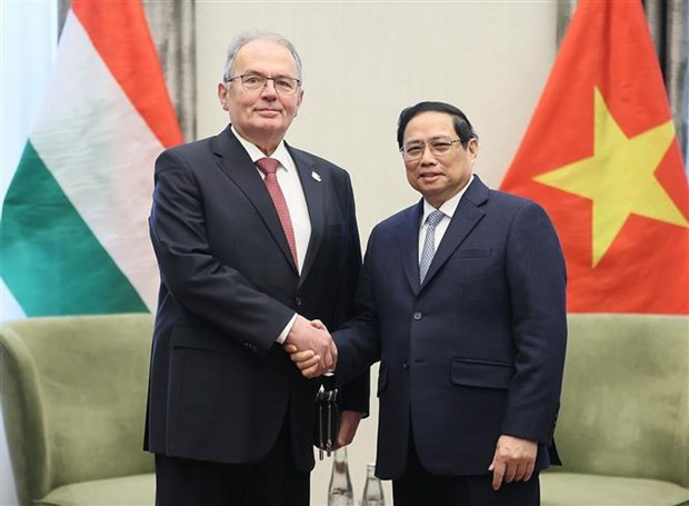 Prime Minister Pham Minh Chinh (R) and President of the Hungarian Workers' Party Gyula Thürmer (Photo: VNA)