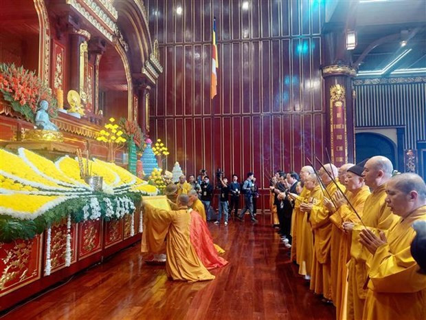 Participants pray for peace during the opening ceremony of the Yen Tu Spring Festival (Photo: VNA)