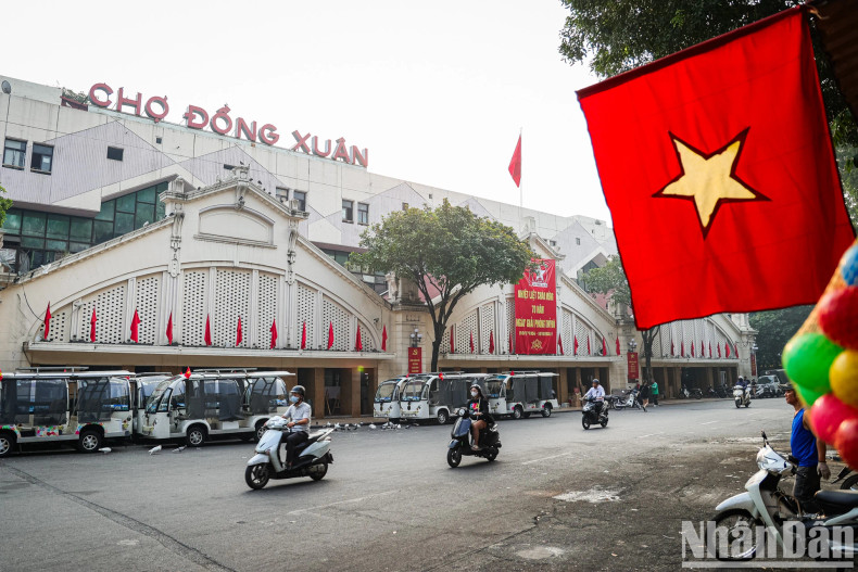 Dong Xuan Market, which is usually crowded and bustling, is truly peaceful on the morning of October 10. Dong Xuan Market, which is usually crowded and bustling, is truly peaceful on the morning of October 10.