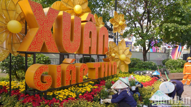Workers are rushing to complete the final stages such as planting flowers, decorating medium and miniature scenes, and cleaning up completed areas waiting for the opening time. Workers are rushing to complete the final stages such as planting flowers, decorating medium and miniature scenes, and cleaning up completed areas waiting for the opening time.