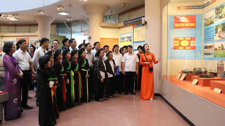 The delegates visit the exhibition.