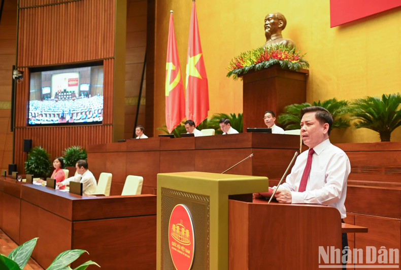 Secretary of the Party Committee of Central Agencies’ Bloc Nguyen Van The delivers the opening speech for the seminar.