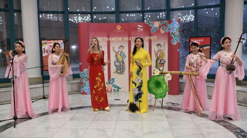 Anne Sophie Hoffman (Ao Dai - Vietnamese traditional long dress), a Canadian singer residing in Riyadh, who has spent many years connected to Vietnam, performs her favourite song, “Hello Vietnam”.