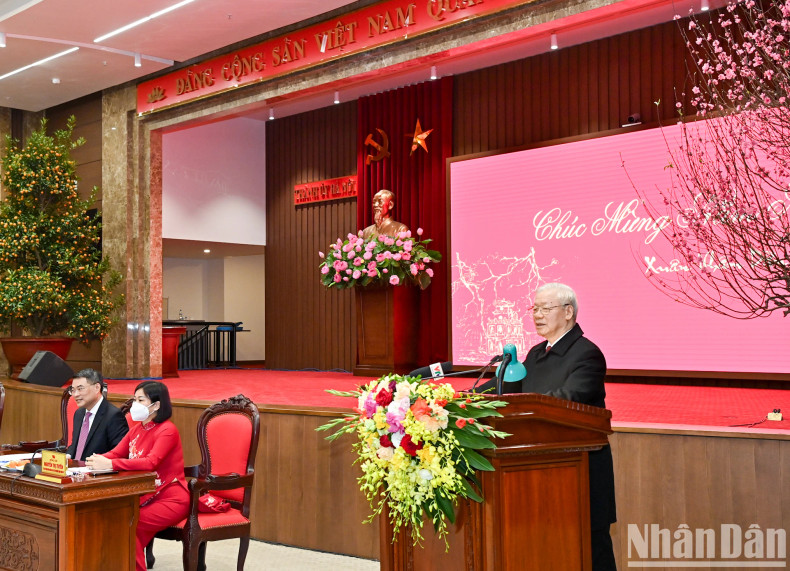 On the sacred moment of the Lunar New Year’s Eve in 2022, Party General Secretary Nguyen Phu Trong extends greetings to the Party Committee, government, and people of the capital city on the evening of January 31.