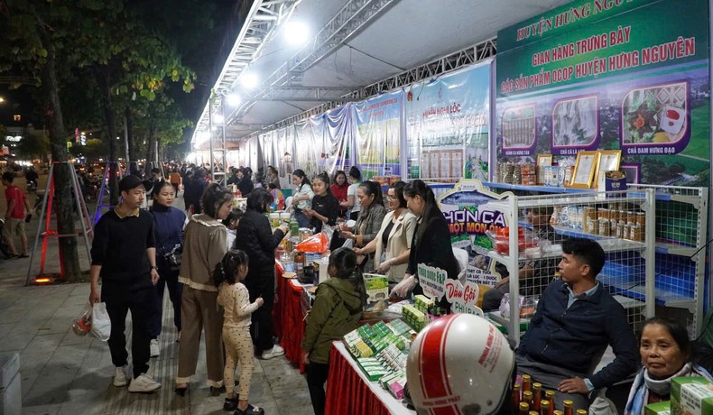 The 2024 Lotus Tourism and Culinary Festival, with more than 70 booths, takes place from November 29 to December 1 at the Provincial Cultural Centre and Ho Tung Mau Walking Street (Vinh City), with a variety of diverse and rich activities.