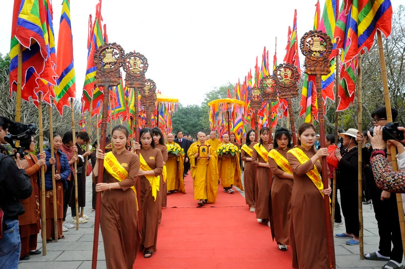 Right on the opening day of the festival, thousands of people, dignitaries, monks, and nuns visited the temple for worship. (Photo: XUAN LAM)