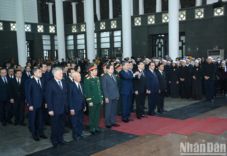 Leaders and former leaders of the Party and State pay their respects to General Nguyen Quyet. Leaders and former leaders of the Party and State pay their respects to General Nguyen Quyet.