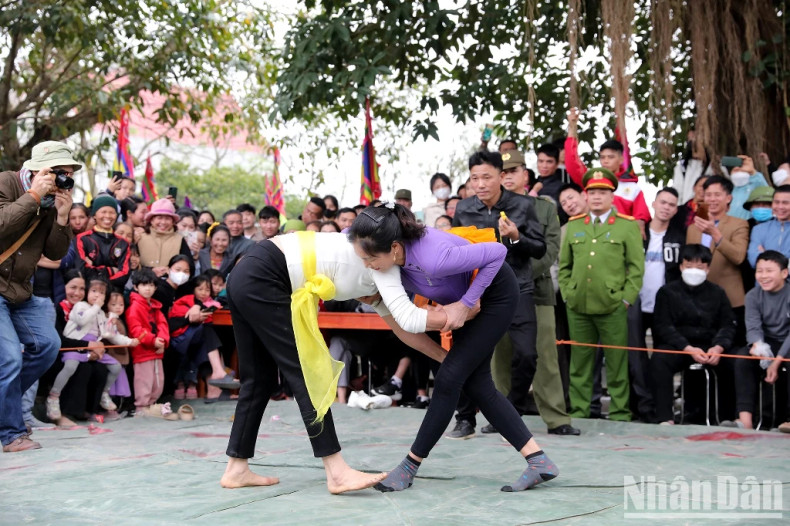 Yen Dung District was originally a military training ground for many kings. That traditional heritage is still maintained through wrestling competitions at the festival. Yen Dung District was originally a military training ground for many kings. That traditional heritage is still maintained through wrestling competitions at the festival.
