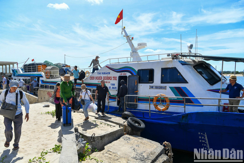 To reach Con Co visitors can depart from Cua Viet Port (Gio Linh District) via passenger ferries. The high-speed boat ride to Con Co Island takes approximately 1.5 hours. Boats operated by Chin Nghia Company and the Greenline DP5 ferry run from Cua Viet Port to Con Co at 8:00 AM on Tuesdays, Thursdays, and Saturdays, with return trips from Con Co to the mainland departing at 8:00 AM the following day. To reach Con Co visitors can depart from Cua Viet Port (Gio Linh District) via passenger ferries. The high-speed boat ride to Con Co Island takes approximately 1.5 hours. Boats operated by Chin Nghia Company and the Greenline DP5 ferry run from Cua Viet Port to Con Co at 8:00 AM on Tuesdays, Thursdays, and Saturdays, with return trips from Con Co to the mainland departing at 8:00 AM the following day.