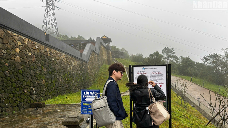 The gate is an unmissable destination for tourists. (Photo: ANH DAO).