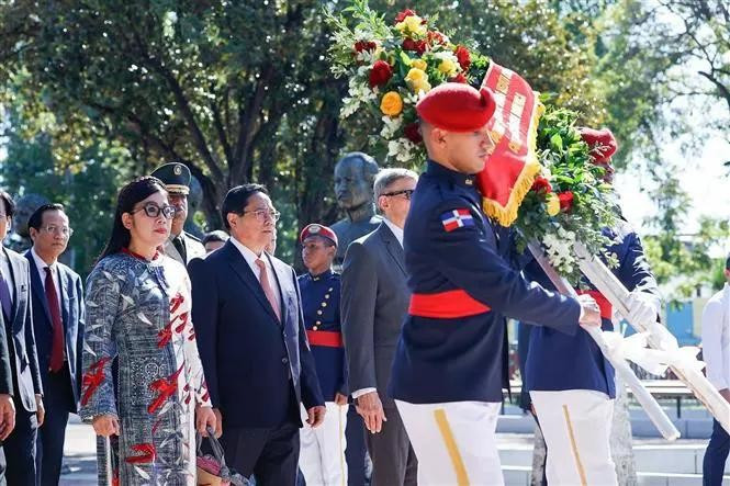 Prime Minister Pham Minh Chinh, his spouse, and the Vietnamese delegation lay a wreath at the Monument to the Heroes of the Restoration in the capital of Santo Domingo. (Photo: VNA) Prime Minister Pham Minh Chinh, his spouse, and the Vietnamese delegation lay a wreath at the Monument to the Heroes of the Restoration in the capital of Santo Domingo. (Photo: VNA)