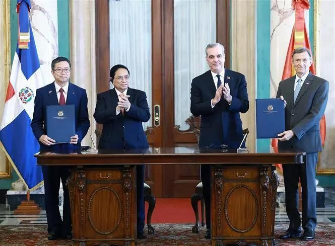Vietnamese Prime Minister Pham Minh Chinh and President of the Dominican Republic Luis Abinader Corona witness the sigining of a Memorandum of Understanding on cooperation between the Diplomatic Academy of Vietnam and the Diplomatic and Consular Academy of the Dominican Republic. (Photo: VNA) Vietnamese Prime Minister Pham Minh Chinh and President of the Dominican Republic Luis Abinader Corona witness the sigining of a Memorandum of Understanding on cooperation between the Diplomatic Academy of Vietnam and the Diplomatic and Consular Academy of the Dominican Republic. (Photo: VNA)