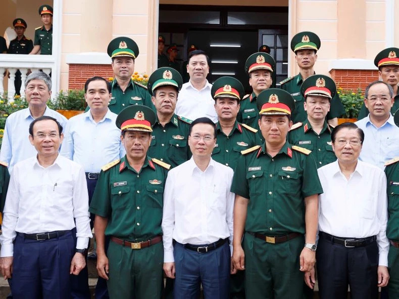President Vo Van Thuong and other delegates pose for a photo with commanding officers of Regiment 152, Military Region 9. (Photo: VNA)