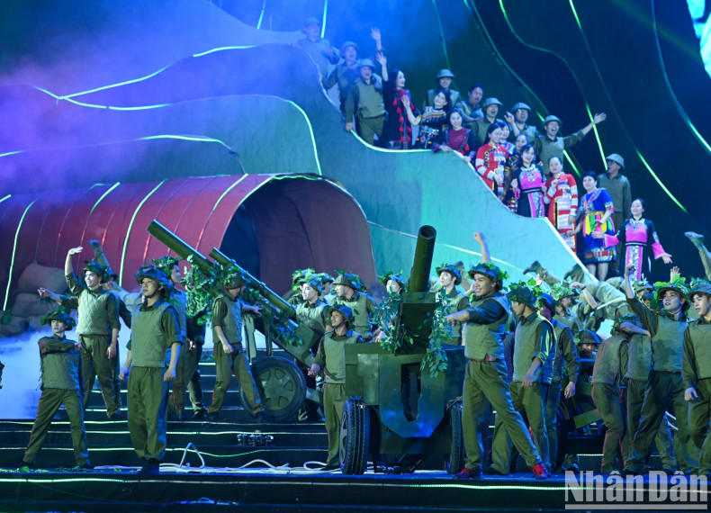 The images of ethnic minority people participating in the campaign and bringing supplies to the battlefield and hundreds of soldiers pulling artillery into the frontline were recreated at the programme.