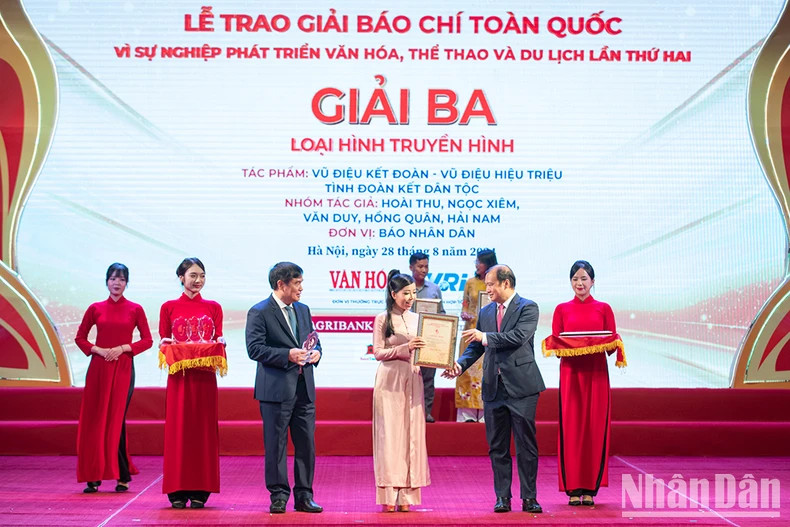 A journalist from Nhan Dan Television receives the third prize A journalist from Nhan Dan Television receives the third prize