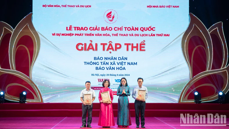 Nhan Dan Newspaper, the Vietnam News Agency, and Van hoa Newspaper receive collective awards. Nhan Dan Newspaper, the Vietnam News Agency, and Van hoa Newspaper receive collective awards.