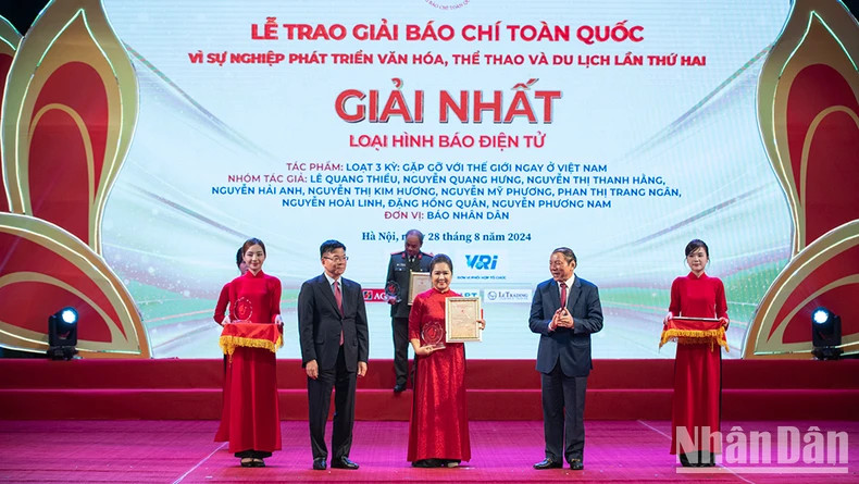 Nhan Dan Newspaper’s representative receives first prize in the online newspaper category. Nhan Dan Newspaper’s representative receives first prize in the online newspaper category.