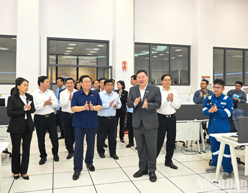 NA Chairman Vuong Dinh Hue and the delegation visit and work with the Long Son Petrochemical Complex Project’s management board.
