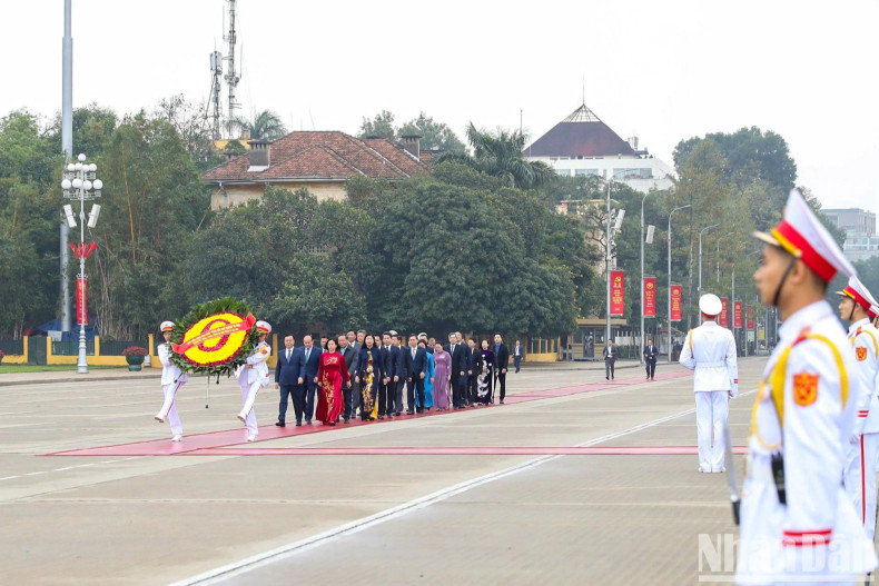 The delegation of the municipal Party Committee, People’s Council and People’s Committee of Hanoi City pay tribute to President Ho Chi Minh.