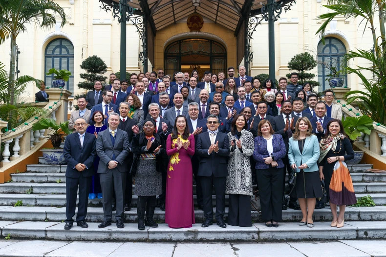 The delegates pose for a photo. (Photo: Foreign Ministry)