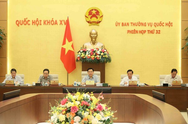 NA Chairman Vuong Dinh Hue (middle) and NA Vice Chairmen at the session. (Photo: VNA)