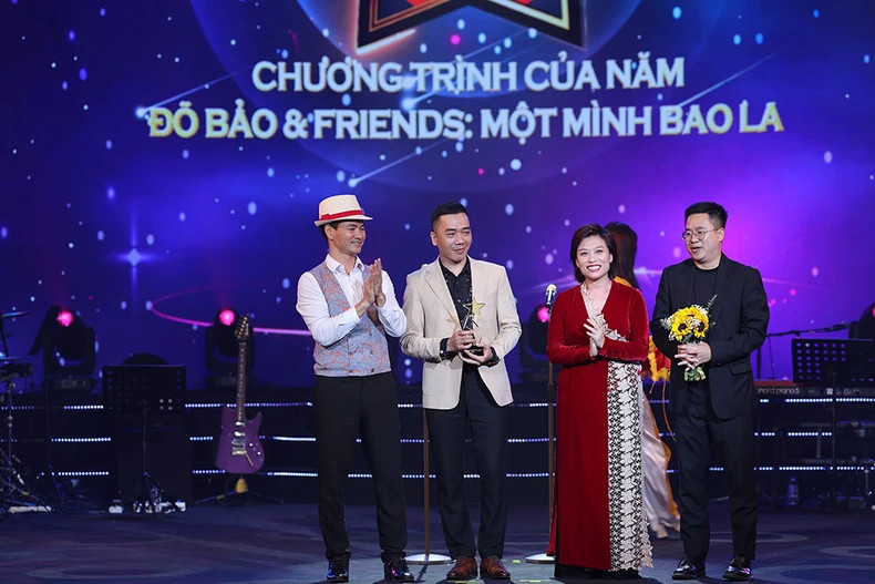 Musician Do Bao is honoured with the Programme of the Year Award. Musician Do Bao is honoured with the Programme of the Year Award.
