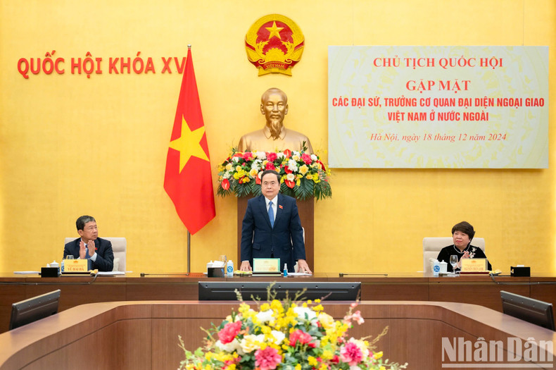 NA Chairman Tran Thanh Man speaks at the meeting.