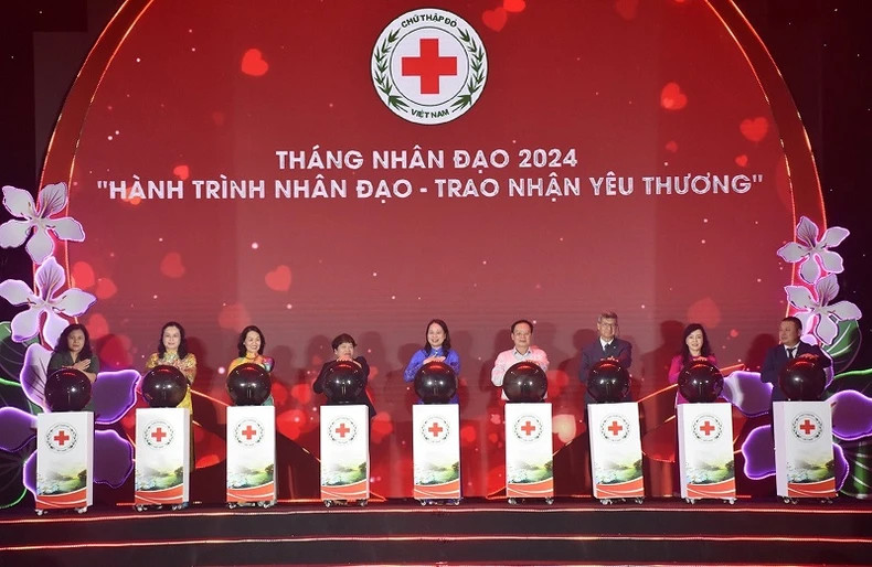 Acting President Vo Thi Anh Xuan and other delegates press the button to launch the 2024 National Humanitarian Month in Dien Bien Province. Acting President Vo Thi Anh Xuan and other delegates press the button to launch the 2024 National Humanitarian Month in Dien Bien Province.