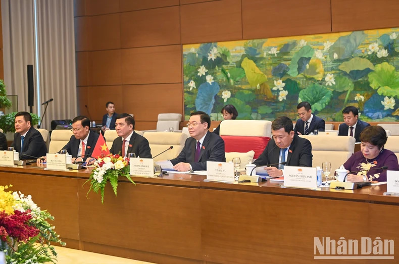 NA Chairman Vuong Dinh Hue speaks at the talks. NA Chairman Vuong Dinh Hue speaks at the talks.