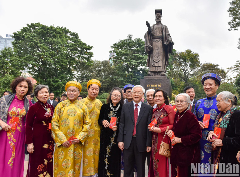 Party General Secretary Nguyen Phu Trong visits and extends greetings to the Party Committee, authorities, and people of Hanoi on the morning of January 28 (the first day of Lunar New Year) on the occasion of the Lunar New Year in 2017 and the 87th anniversary of the founding of the Communist Party of Vietnam (February 3, 1930 - 2017).