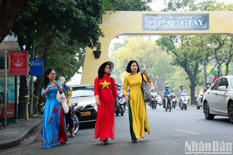 People take advantage of the autumn weather, wearing ‘Ao Dai’ to the lakeside to capture memories on this special occasion. People take advantage of the autumn weather, wearing ‘Ao Dai’ to the lakeside to capture memories on this special occasion.