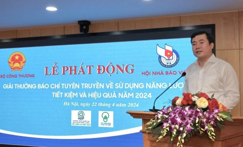 Deputy Minister of Industry and Trade Nguyen Sinh Nhat Tan speaks at the ceremony.
