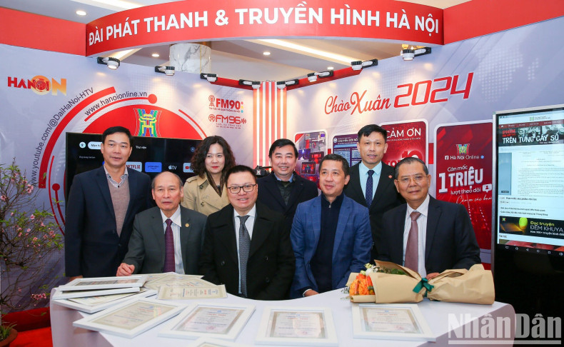 The delegates visit the pavilion of Hanoi Radio Television. The delegates visit the pavilion of Hanoi Radio Television.