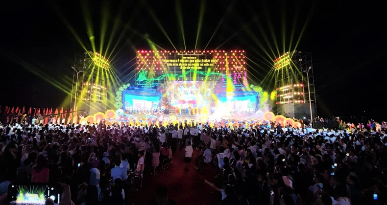 Thousands of locals and visitors enjoy the art programme. Thousands of locals and visitors enjoy the art programme.