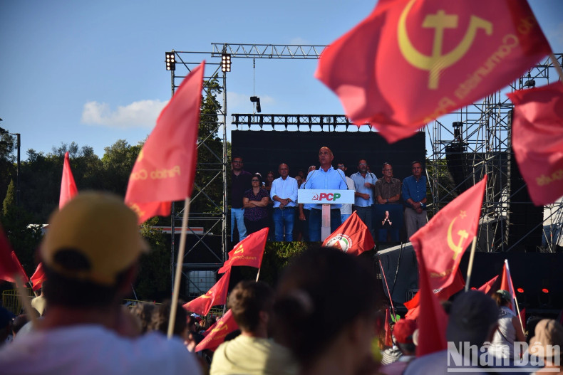 Despite the challenges posed by the economic crisis and rising inflation, many Portuguese citizens attended the press festival early to support the Communist Party in advancing initiatives to improve workers' lives.