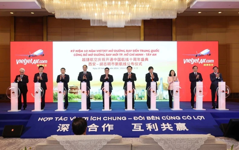 At the ceremony marking the 10th anniversary of Vietjet's first flight to China (2014-2024), and announcing the direct route between Vietnam’s Ho Chi Minh City and Xi'an (China). (Photo: VNA)
