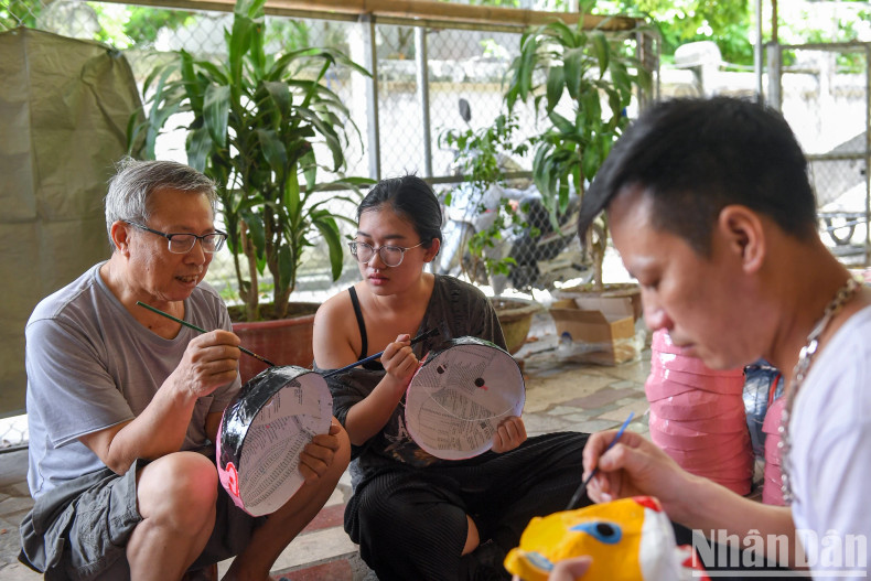 Since the beginning of the 7th lunar month, Dong's family has welcomed visitors daily, including many kindergartens bringing children to learn about the papier-mâché masks. Since the beginning of the 7th lunar month, Dong's family has welcomed visitors daily, including many kindergartens bringing children to learn about the papier-mâché masks.