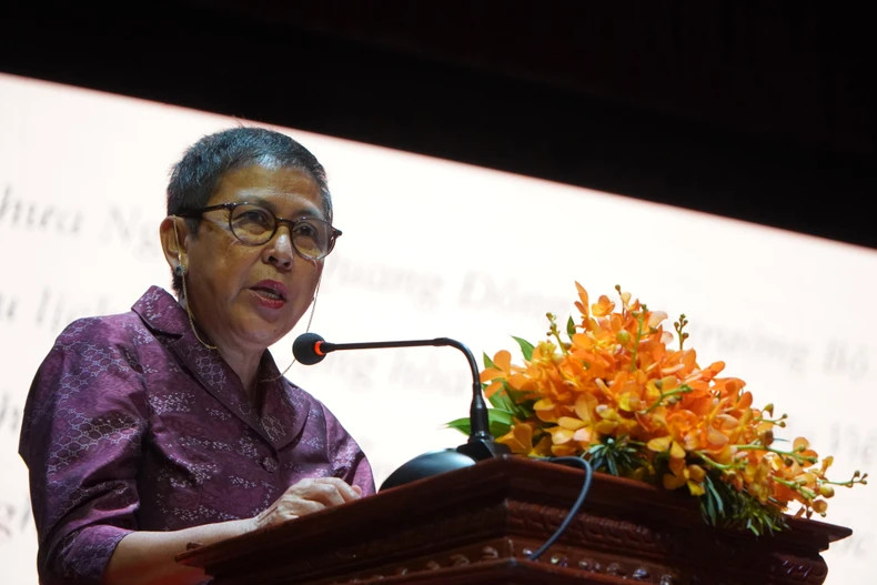 Phoeurng Sackona, Cambodian Minister of Culture and Fine Arts, addresses the ceremony. (Photo: Nguyen Hiep)