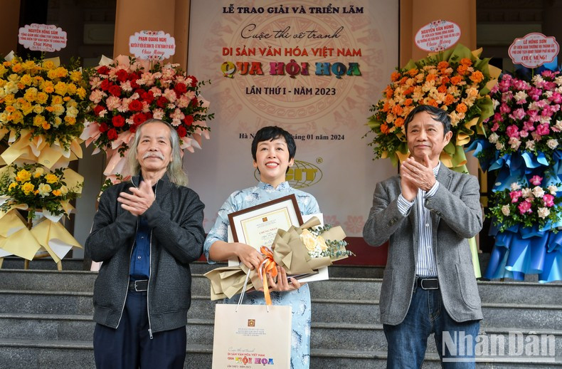 Painter Le Thi Thanh receives the first prize.