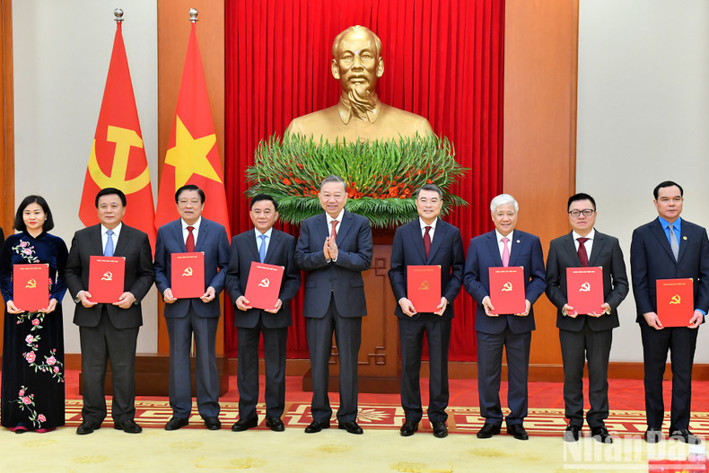 Party General Secretary To Lam presents decisions on the functions and tasks of central agencies and units.