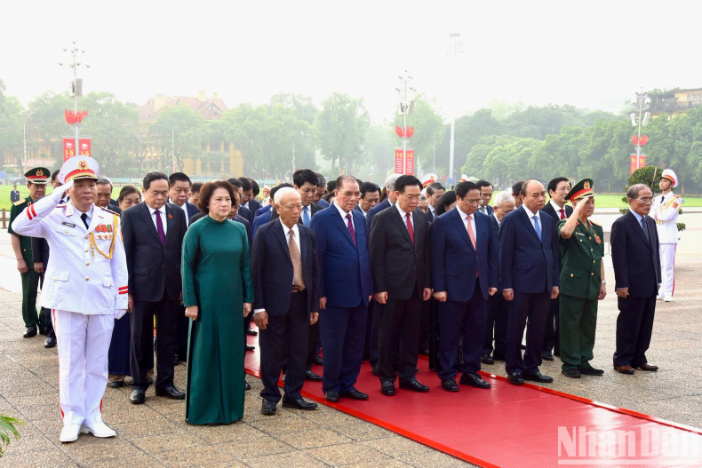 Leaders and former leaders of the Party, State, Government, National Assembly, and Vietnam Fatherland Front pay tribute to President Ho Chi Minh at his mausoleum. (Photo: NDO)