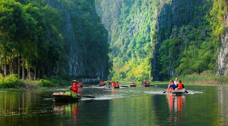 Acting as cultural and tourism ambassadors, local boat rowersguide and share the history and legends associated with each cave and scenic spot. (Photo: Ninh Binh Provincial Department of Tourism)