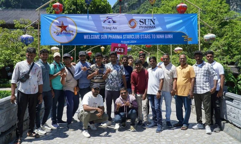 In Ninh Binh, the Indian tourists experience a boat tour at the Trang An eco-tourism site, the centre of the Trang An Scenic Landscape Complex. (Photo: Le Hoang)