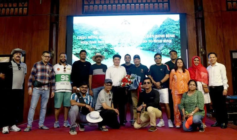 On the morning of August 28, representatives from the Ninh Binh Provincial Department of Tourism welcom the Indian guests.
