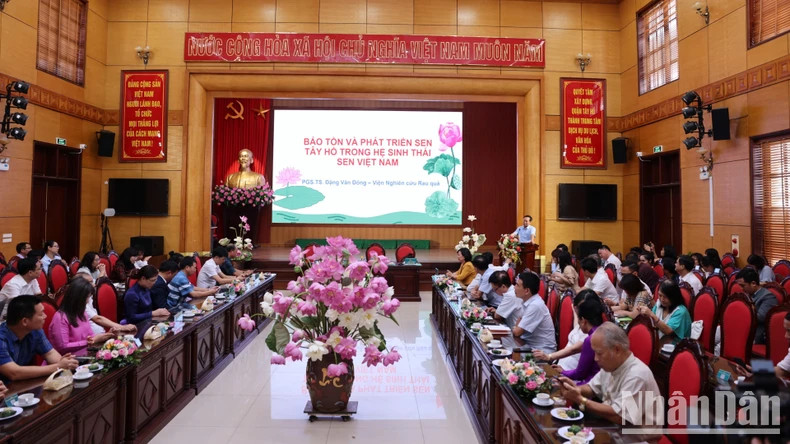 A workshop on preserving and developing Vietnamese lotus flowers was held during the festival.