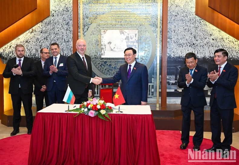 Speaker of the NA of Bulgaria Rossen Dimitrov Jeliazkov signs in the memorial golden book at the Traditional House of the NA Office. Speaker of the NA of Bulgaria Rossen Dimitrov Jeliazkov signs in the memorial golden book at the Traditional House of the NA Office.