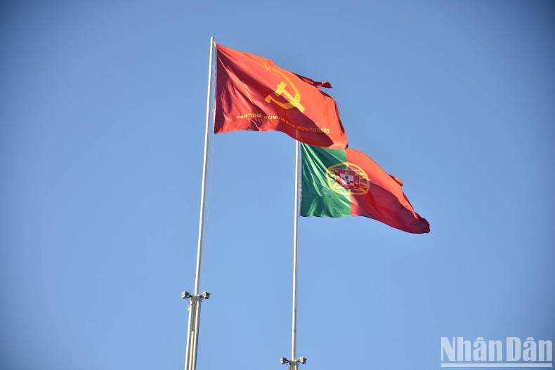 Regarding the visit to Vietnam by the General Secretary of the Portuguese last August, Fernanda Mateus mentioned that the results and lessons from Vietnam’s renewal and socialist building process are valuable references for the Portuguese Communist Party in its struggle for democracy, progress, and socialism in Portugal. In the future, the Portuguese Communist Party will strive to contribute to enhancing cooperation and friendship between the two countries.