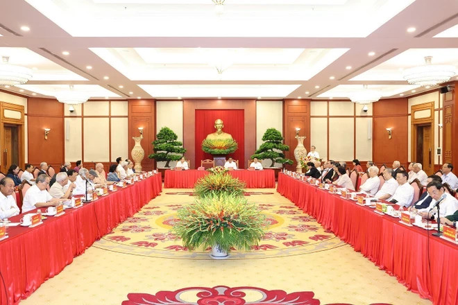 The Politburo's meeting with incumbent and former leaders of the Party, State and Vietnam Fatherland Front in Hanoi on August 15 (Photo: VNA)