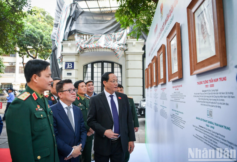 General Tran Quang Phuong, Vice Chairman of the National Assembly, along with Nhan Dan Newspaper’s Editor-in-chief Le Quoc Minh, and other delegates, visit the exhibition.