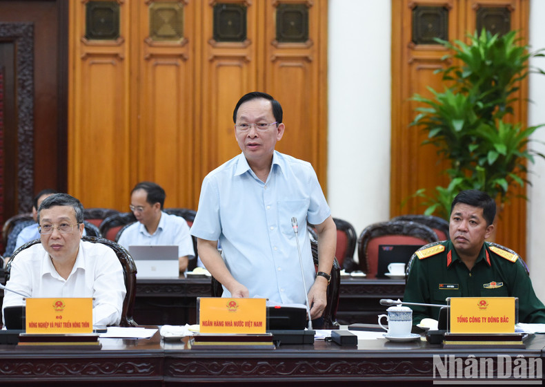 A representative from the State Bank of Vietnam contributes to the discussion.